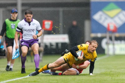 160526 - Scarlets v Dragons RFC - United Rugby Championship - Dai Richards of Dragons is tackled