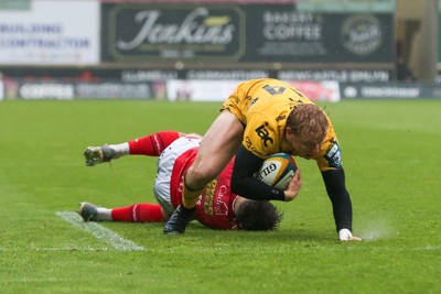 160526 - Scarlets v Dragons RFC - United Rugby Championship - Dai Richards of Dragons is tackled by Ioan Jones of Scarlets