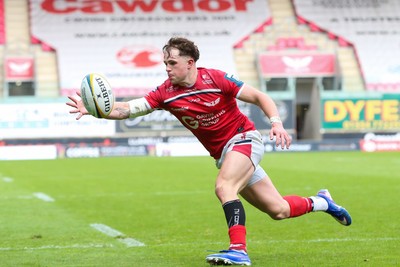 160526 - Scarlets v Dragons RFC - United Rugby Championship - Macs Page of Scarlets goes over for a try