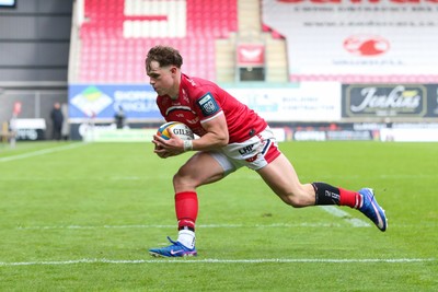 160526 - Scarlets v Dragons RFC - United Rugby Championship - Macs Page of Scarlets goes over for a try