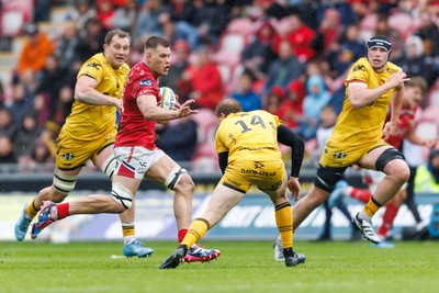 160526 - Scarlets v Dragons RFC - United Rugby Championship - Jarrod Taylor of Scarlets on the charge