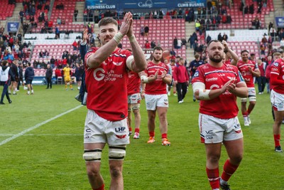 160526 - Scarlets v Dragons RFC - United Rugby Championship - Max Douglas of Scarlets applauds the fans at the end of the match