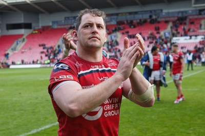 160526 - Scarlets v Dragons RFC - United Rugby Championship - Ryan Elias of Scarlets applauds the fans at the end of the match