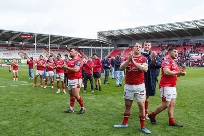 160526 - Scarlets v Dragons RFC - United Rugby Championship - Scarlets players applaud the fans at the end of the match