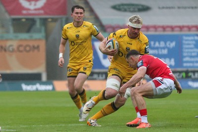 160526 - Scarlets v Dragons RFC - United Rugby Championship - Aaron Wainwright of Dragons takes on Dane Blacker of Scarlets