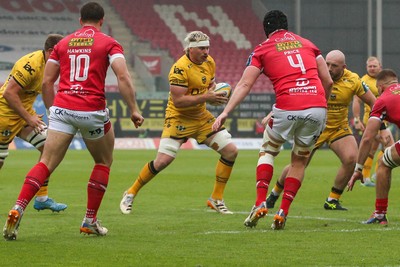 160526 - Scarlets v Dragons RFC - United Rugby Championship - Aaron Wainwright of Dragons on the charge