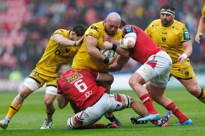 160526 - Scarlets v Dragons RFC - United Rugby Championship - Dillon Lewis of Dragons is tackled by Jarrod Taylor and Ryan Elias of Scarlets