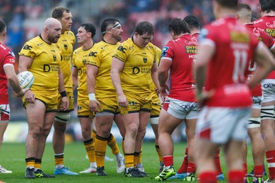 160526 - Scarlets v Dragons RFC - United Rugby Championship - Dillon Lewis, Ben Carter, Niall Armstrong, Wyn Jones and Brodie Coghlan of Dragons