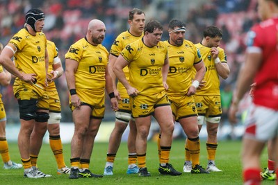 160526 - Scarlets v Dragons RFC - United Rugby Championship - Seb Davies, Dillon Lewis, Ben Carter, Brodie Coghlan, Wyn Jones and Thomas Young of Dragons