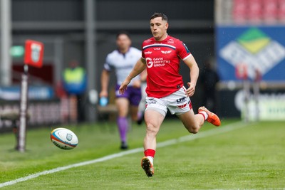 160526 - Scarlets v Dragons RFC - United Rugby Championship - Dane Blacker of Scarlets covers back in defence