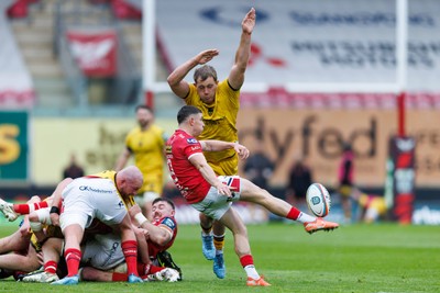 160526 - Scarlets v Dragons RFC - United Rugby Championship - Dane Blacker of Scarlets kicks the ball under pressure from Ben Carter of Dragons