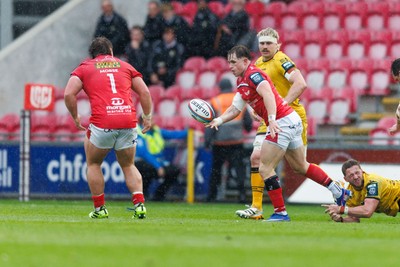 160526 - Scarlets v Dragons RFC - United Rugby Championship - Macs Page of Scarlets offloads the ball