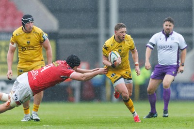160526 - Scarlets v Dragons RFC - United Rugby Championship - Angus O’Brien of Dragons gets past Jac Price of Scarlets