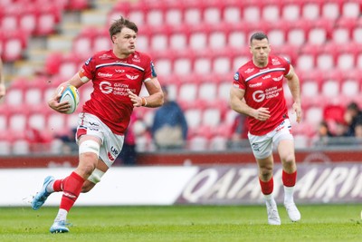 160526 - Scarlets v Dragons RFC - United Rugby Championship - Taine Plumtree of Scarlets runs at the defence