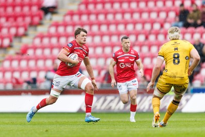 160526 - Scarlets v Dragons RFC - United Rugby Championship - Taine Plumtree of Scarlets runs at the defence