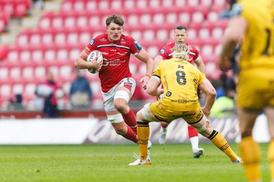 160526 - Scarlets v Dragons RFC - United Rugby Championship - Taine Plumtree of Scarlets runs at Aaron Wainwright of Dragons