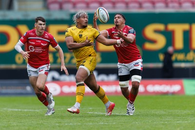 160526 - Scarlets v Dragons RFC - United Rugby Championship - Fine Inisi of Dragons and Dan Davis of Scarlets compete for the ball