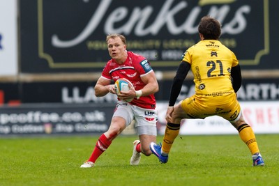 160526 - Scarlets v Dragons RFC - United Rugby Championship - Blair Murray of Scarlets takes on Rhodri Williams of Dragons
