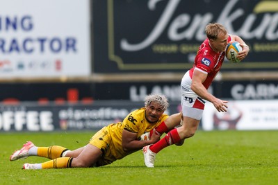 160526 - Scarlets v Dragons RFC - United Rugby Championship - Blair Murray of Scarlets is tackled by Fine Inisi of Dragons
