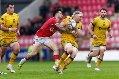 160526 - Scarlets v Dragons RFC - United Rugby Championship - Aaron Wainwright of Dragons is tackled by Joe Roberts of Scarlets