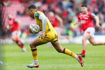 160526 - Scarlets v Dragons RFC - United Rugby Championship - Rio Dyer of Dragons runs out of defence
