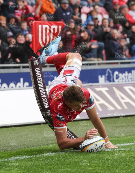 160526 - Scarlets v Dragons RFC, United Rugby Championship - Taine Plumtree of Scarlets dives in to score the opening try