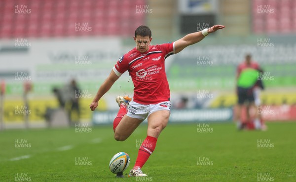 160526 - Scarlets v Dragons RFC, United Rugby Championship - Joe Hawkins of Scarlets kicks conversion