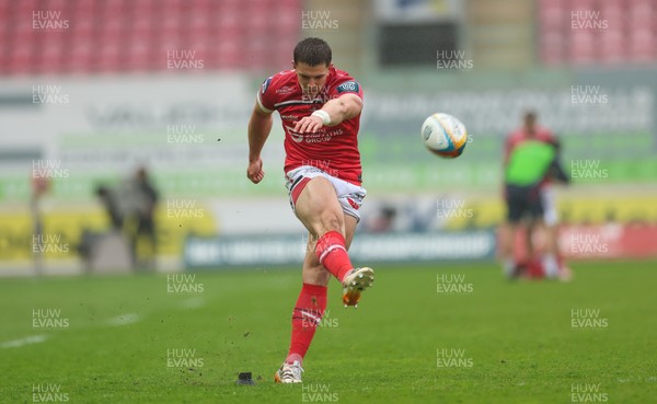 160526 - Scarlets v Dragons RFC, United Rugby Championship - Joe Hawkins of Scarlets kicks conversion