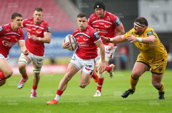 160526 - Scarlets v Dragons RFC, United Rugby Championship - Dane Blacker of Scarlets breaks away