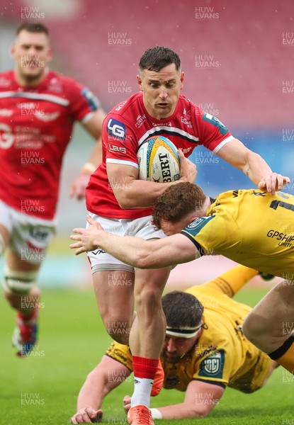 160526 - Scarlets v Dragons RFC, United Rugby Championship - Dane Blacker of Scarlets is tackled by Aneurin Owen of Dragons
