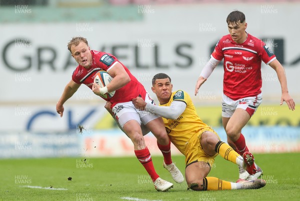 160526 - Scarlets v Dragons RFC, United Rugby Championship - Blair Murray of Scarlets takes on Rio Dyer of Dragons