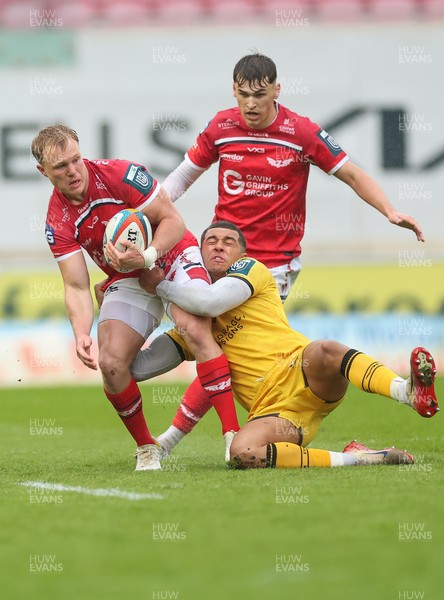 160526 - Scarlets v Dragons RFC, United Rugby Championship - Blair Murray of Scarlets takes on Rio Dyer of Dragons