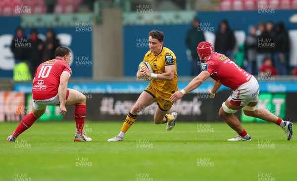 160526 - Scarlets v Dragons RFC, United Rugby Championship - Niall Armstrong of Dragons takes on Joe Hawkins of Scarlets and Josh Macleod of Scarlets