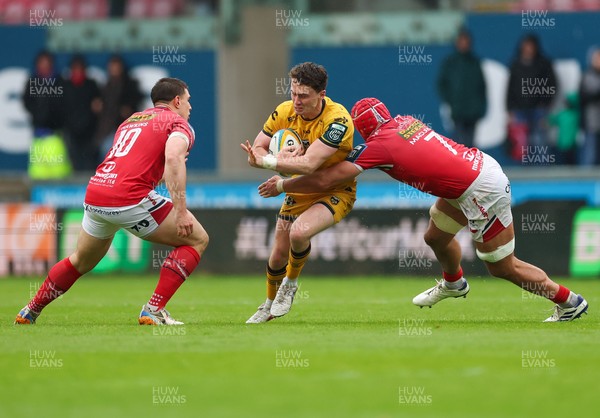 160526 - Scarlets v Dragons RFC, United Rugby Championship - Niall Armstrong of Dragons takes on Joe Hawkins of Scarlets and Josh Macleod of Scarlets