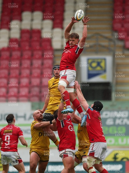 160526 - Scarlets v Dragons RFC, United Rugby Championship - Taine Plumtree of Scarlets wins line out