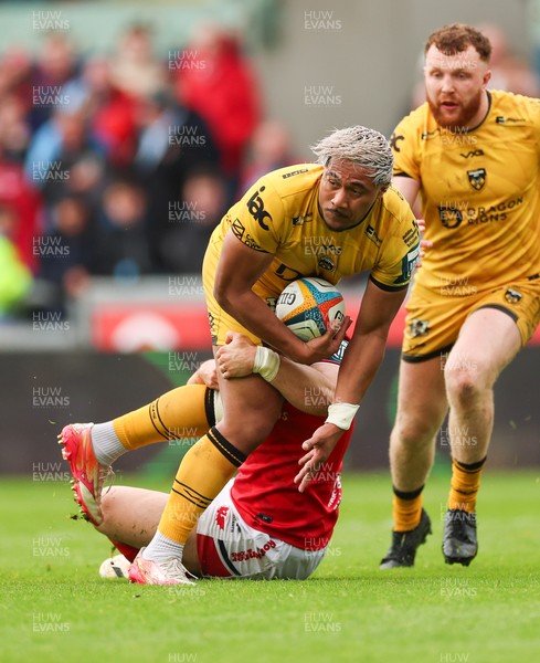 160526 - Scarlets v Dragons RFC, United Rugby Championship - Fine Inisi of Dragons is tackled