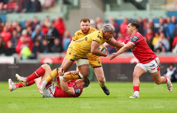 160526 - Scarlets v Dragons RFC, United Rugby Championship - Fine Inisi of Dragons is tackled