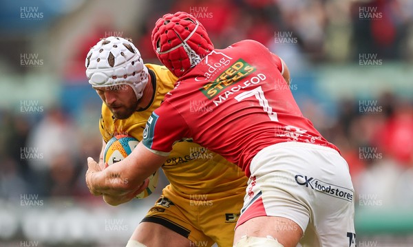 160526 - Scarlets v Dragons RFC, United Rugby Championship - Harrison Keddie of Dragons takes on Joe Roberts of Scarlets and Josh Macleod of Scarlets