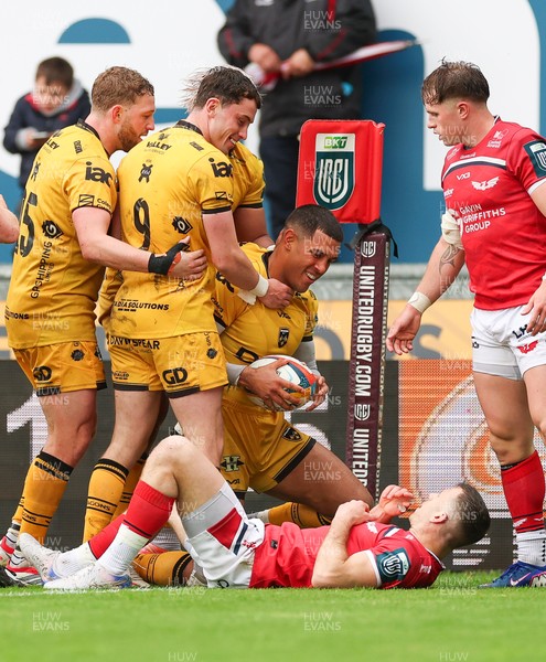 160526 - Scarlets v Dragons RFC, United Rugby Championship - Rio Dyer of Dragons is congratulated by team mates after scoring try