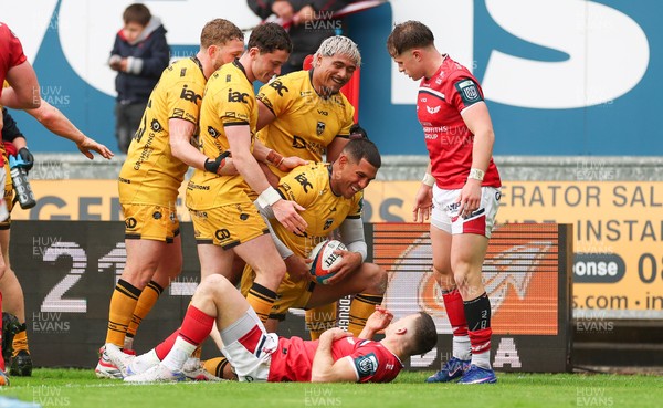 160526 - Scarlets v Dragons RFC, United Rugby Championship - Rio Dyer of Dragons is congratulated by team mates after scoring try