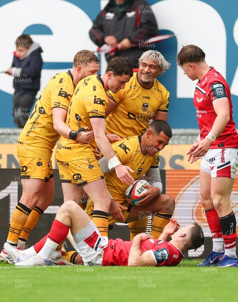 160526 - Scarlets v Dragons RFC, United Rugby Championship - Rio Dyer of Dragons is congratulated by team mates after scoring try