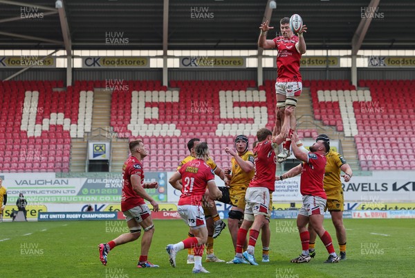 160526 - Scarlets v Dragons RFC, United Rugby Championship - Max Douglas of Scarlets wins the line out