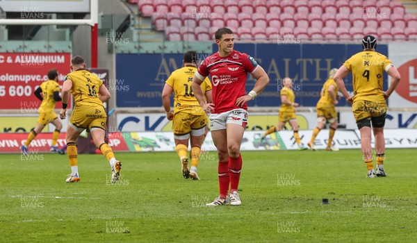160526 - Scarlets v Dragons RFC, United Rugby Championship - Joe Hawkins of Scarlets reacts after he sends his last gasp kick wide of the posts