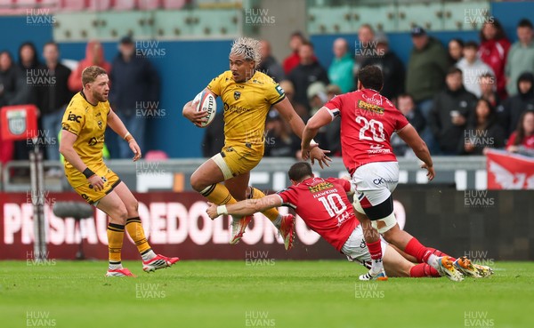 160526 - Scarlets v Dragons RFC, United Rugby Championship - Fine Inisi of Dragons looks to break away