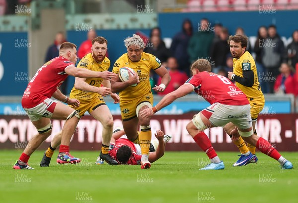 160526 - Scarlets v Dragons RFC, United Rugby Championship - Fine Inisi of Dragons looks to break away