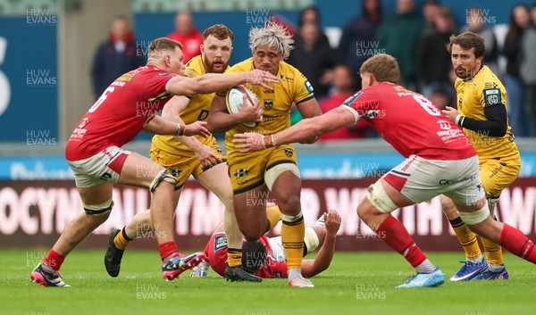 160526 - Scarlets v Dragons RFC, United Rugby Championship - Fine Inisi of Dragons looks to break away