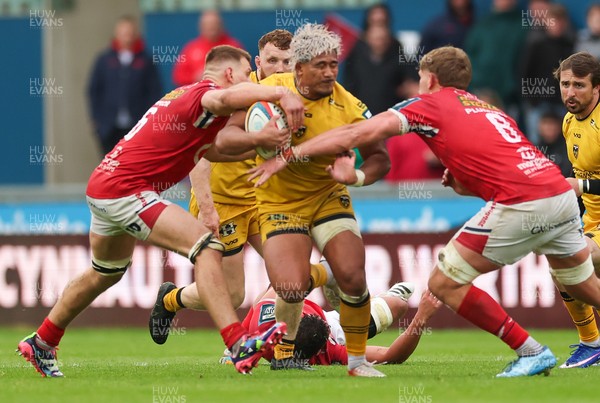 160526 - Scarlets v Dragons RFC, United Rugby Championship - Fine Inisi of Dragons looks to break away