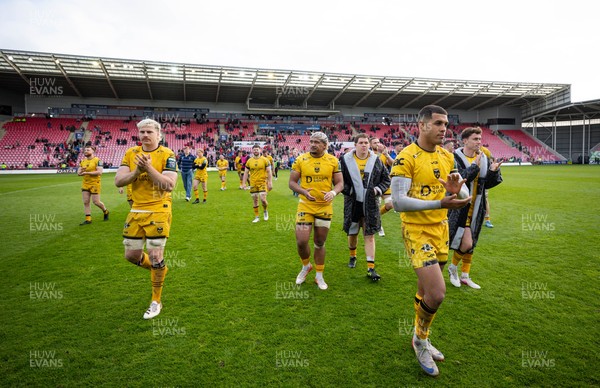 160526 - Scarlets v Dragons RFC, United Rugby Championship - Dragons players applaud the fans at the end of the match
