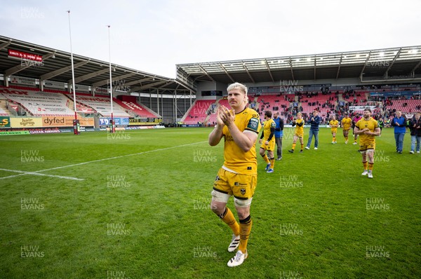 160526 - Scarlets v Dragons RFC, United Rugby Championship - Aaron Wainwright of Dragons applauds the fans at the end of the match