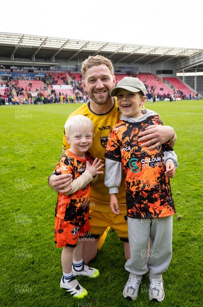 160526 - Scarlets v Dragons RFC, United Rugby Championship - Angus O’Brien of Dragons with his children at the end of the match